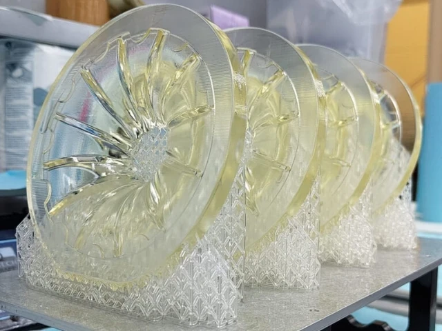Mehrere 3D-gedruckte Werkzeugformen auf einer Bauplatte.