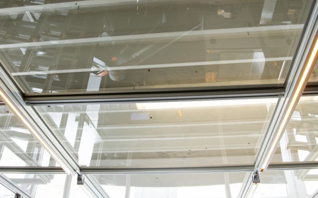 Die Plexiglaswand der Produktionszelle V1 von Additive Automation.
