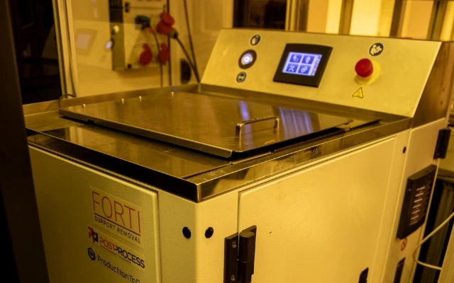 Die Reinigungsstation in der Produktionszelle V1 von Additive Automation.