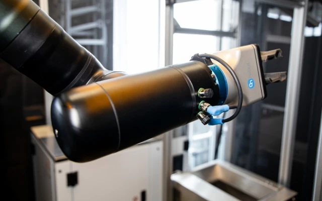 Der Roboterarm in der Produktionszelle V1 von Additive Automation.